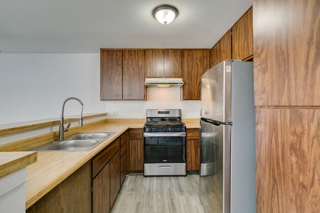 Building Photo - Double Primary Townhome with Spacious Backyard in 89115!