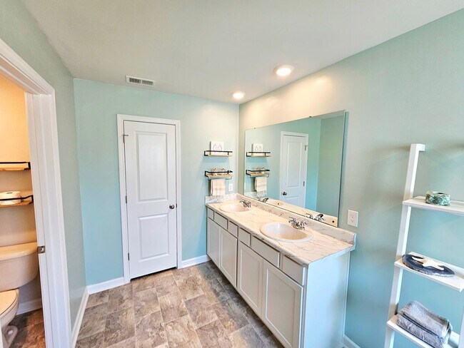 Building Photo - Beautiful Home 4 Bedroom 2.5 Bath