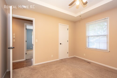 Building Photo - Beautifully updated split level with Finis...