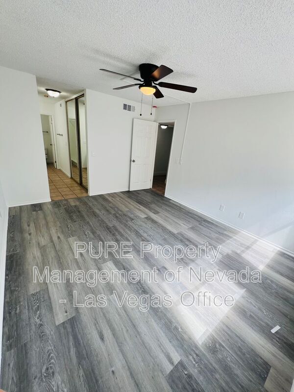 Building Photo - 1405 E Vegas Valley Dr