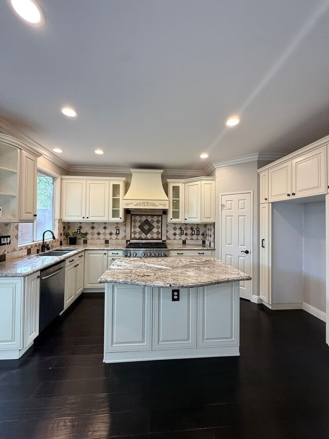 Building Photo - Beautiful 4 Bedroom, 2.5 Bathroom Home in West Irvine Pointe Community