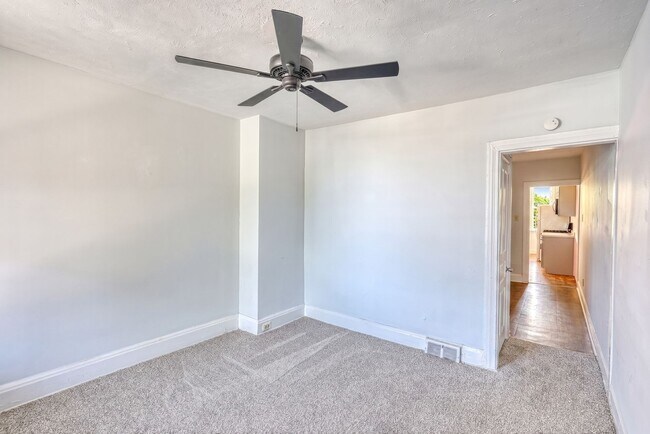 Building Photo - Newly Renovated 3 Bedroom, 1 Bathroom Townhouse