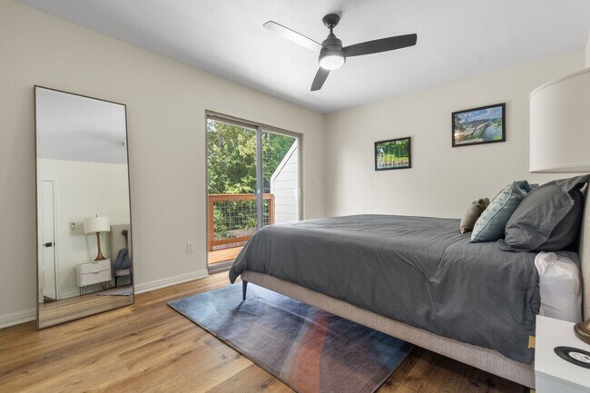 Building Photo - FULLY FURNISHED 3/3 Townhome in Bobcat Vil...
