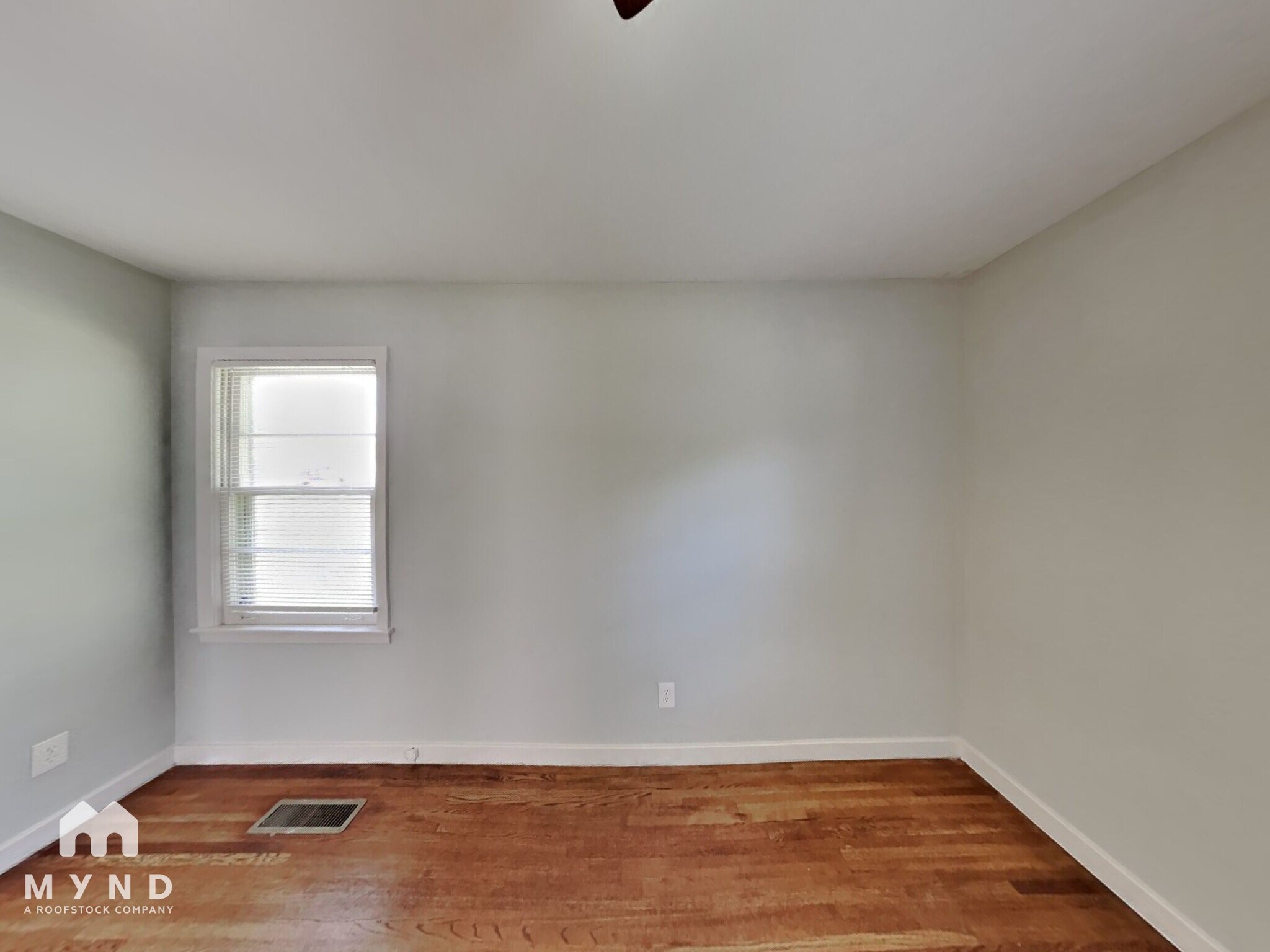 Building Photo - 877 Twin Lake Dr NE
