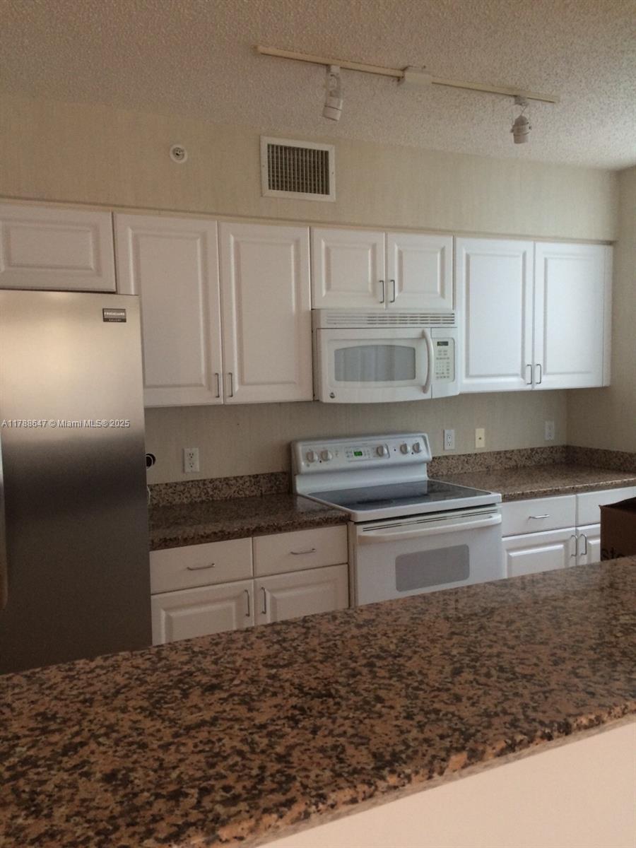 Building Photo - 1155 Brickell Bay Dr