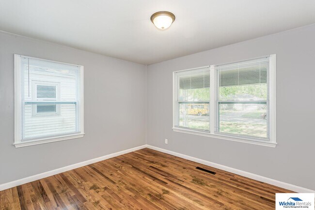 Building Photo - ***Showings starting 01/05/26***