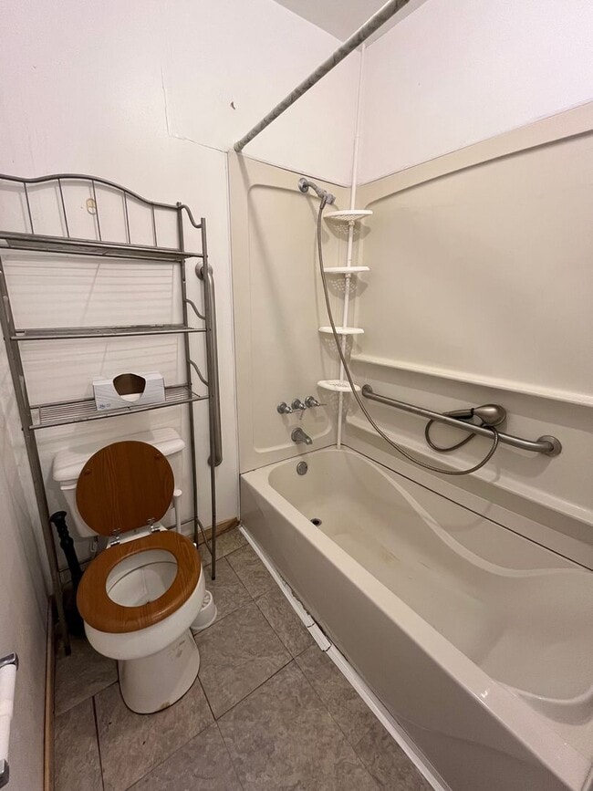 Building Photo - 2 Bed, 1 Bath Single Family House in East ...
