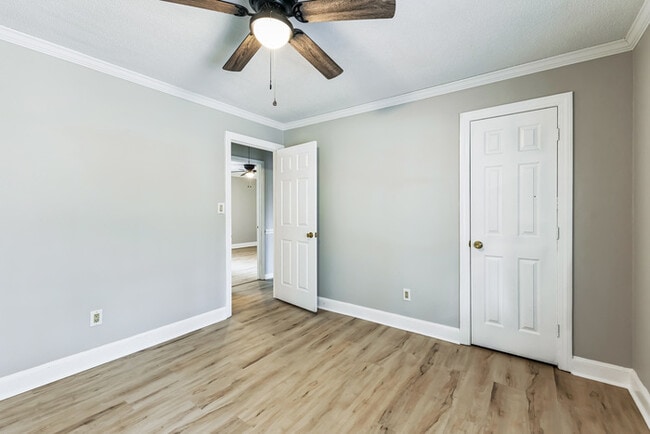 Building Photo - 412 Circle Dr
