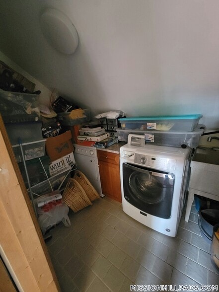 Building Photo - 67 Hillside St