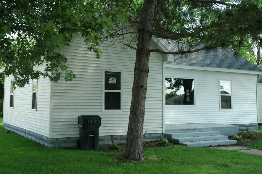 Nice exterior, with off-street parking - 616 W Dodson St