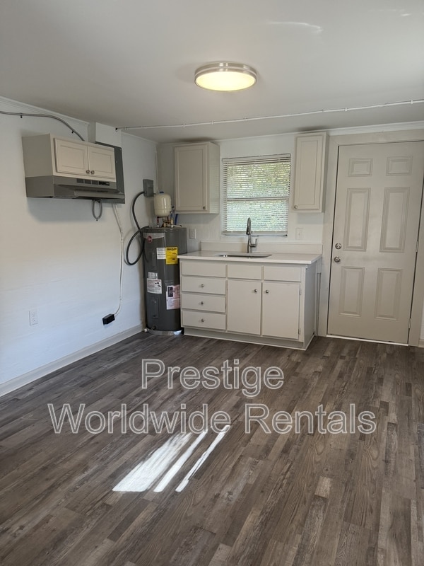 Building Photo - 106 Moore St