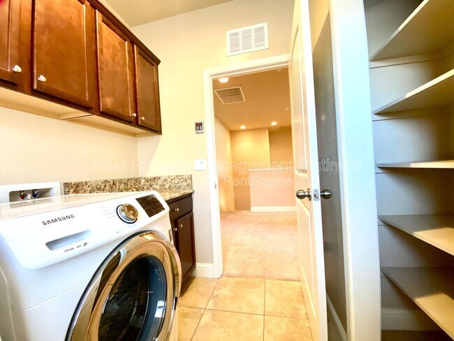 Building Photo - 6162 E Farrin Ave