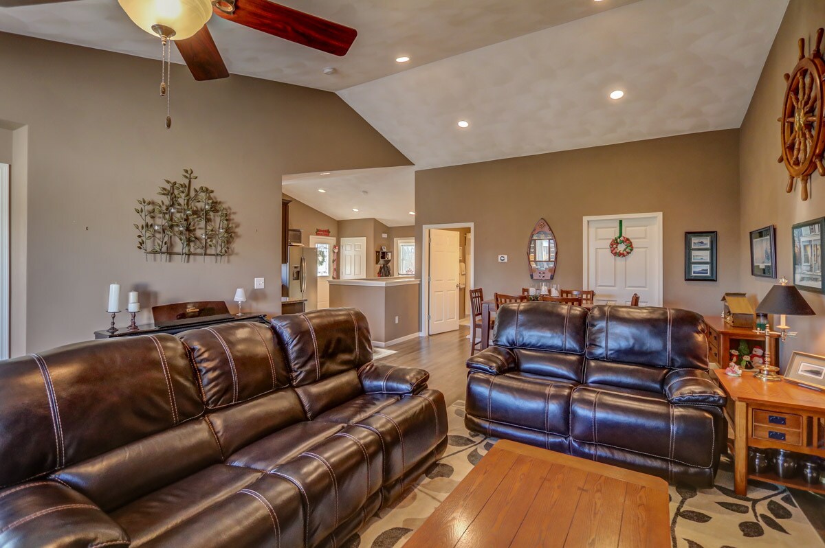 View of upper living area into kitchen - 846 Thompson Drive