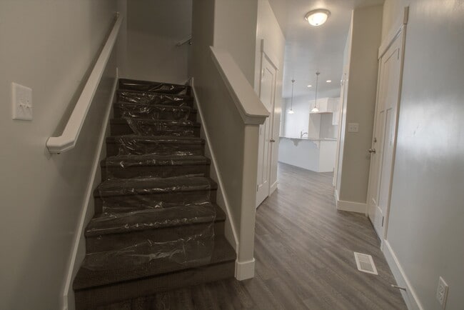 Building Photo - Pet Friendly Lehi Townhome