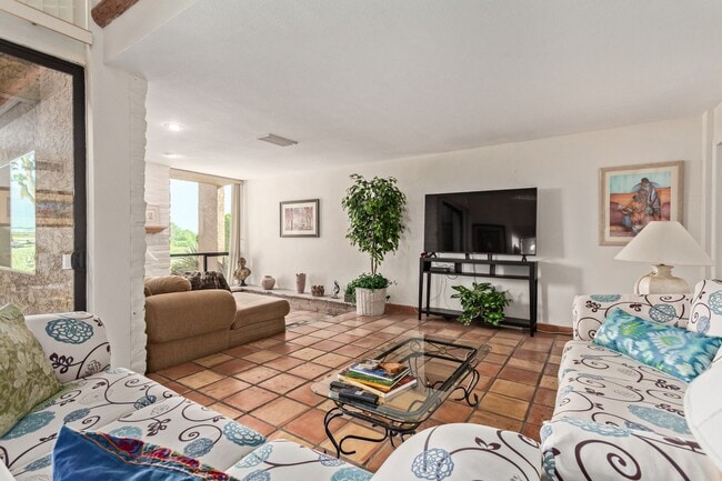 Building Photo - RESORT Style FULLY-FURNISHED Condo in Paradise Valley - 4 bedroom / 2.5 bath