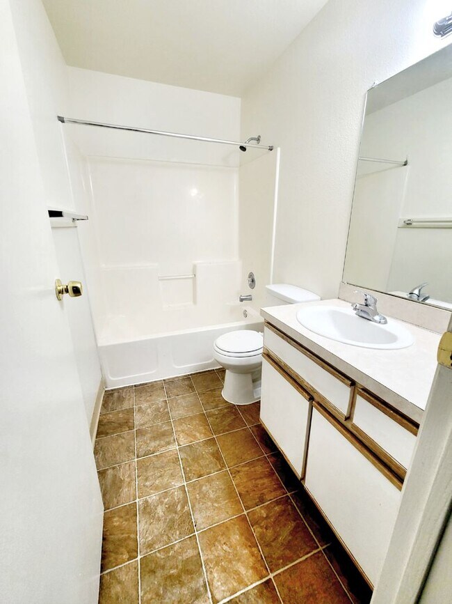 Building Photo - Perfect 3 bed 2 bath with gas Fireplace