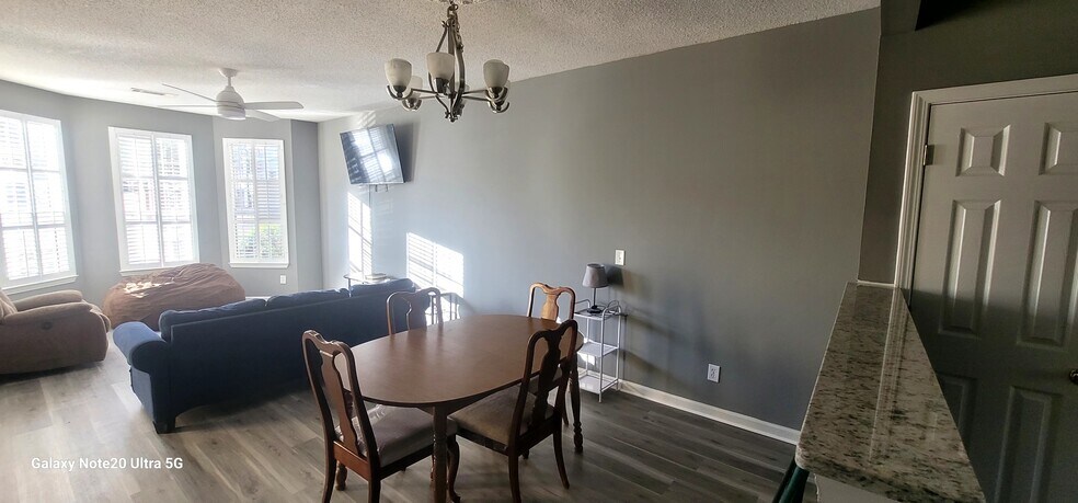 Living and Dining Room - 140 Brentwood Dr