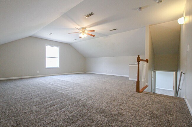 Building Photo - Three Bedroom with Bonus!