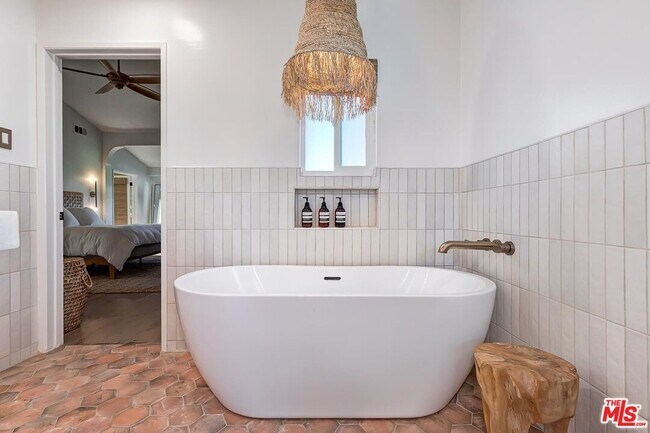 Building Photo - 810 Commonwealth Ave