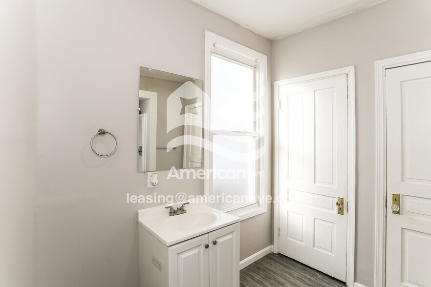 Building Photo - 653 Fairview Ave