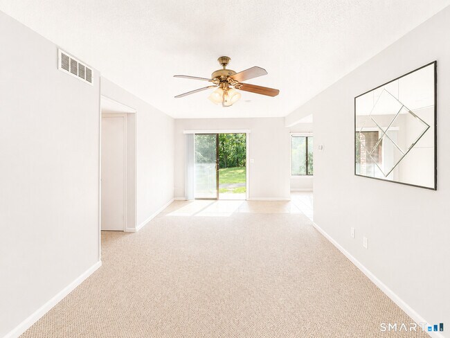 Building Photo - 10 Woodsedge Dr
