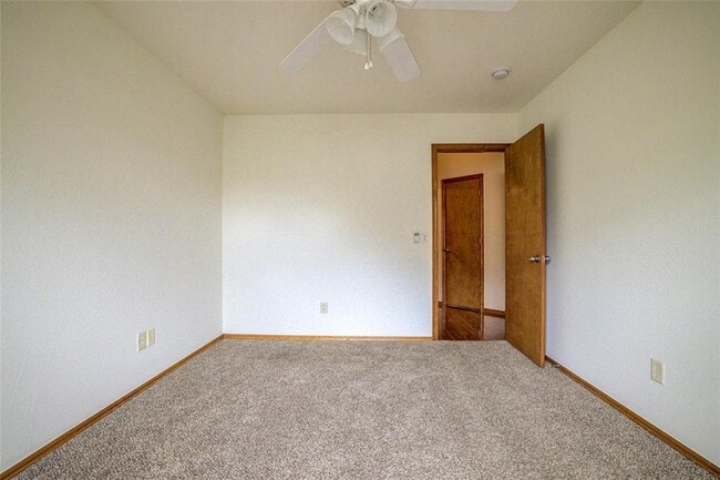 Building Photo - 913 Elm Creek Dr