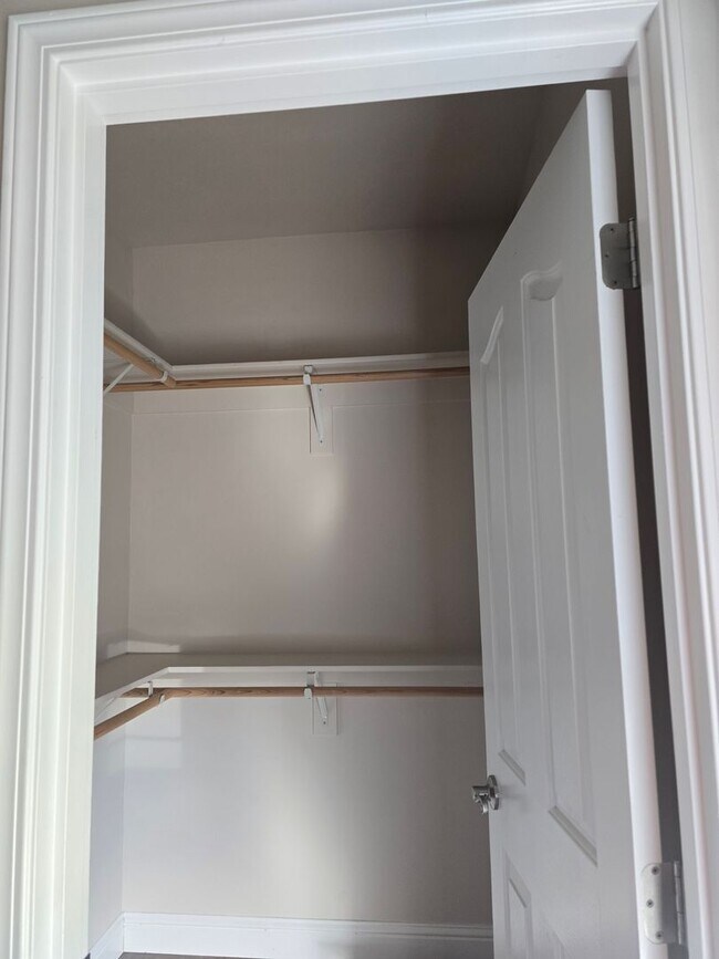 Building Photo - 1920 square foot single family home has 4 bedrooms and 2.0 bathrooms.