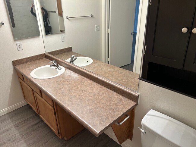 Building Photo - Charming 1 bedroom Condo with full size Ga...