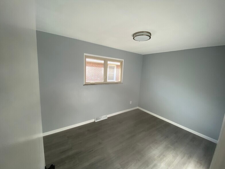 Bedroom #3 with closet. - 3303 Wellington Ave