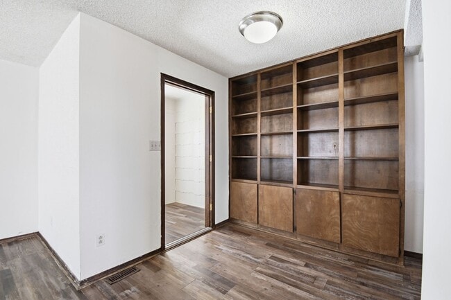 Building Photo - Newly Remodeled Duplex in Grove | Immediate Move In