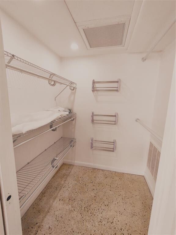 Building Photo - 2727 Yacht Club Blvd