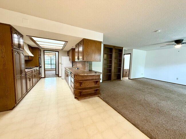 Building Photo - 4BD 2.5 Bath Pet Friendly