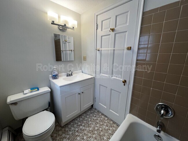 Building Photo - 33 Mills Ln