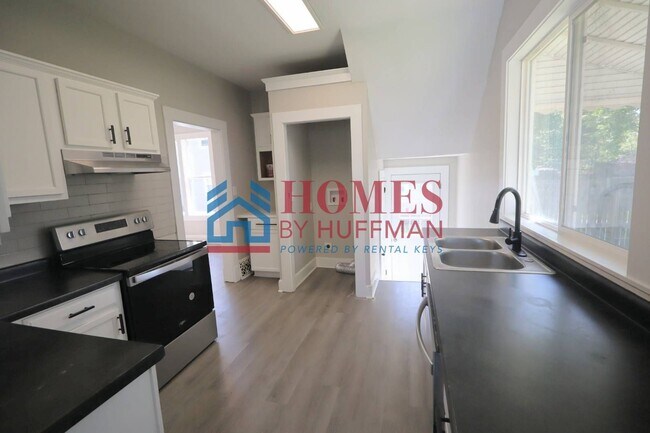 Building Photo - Two Bedroom House | Off Street Parking