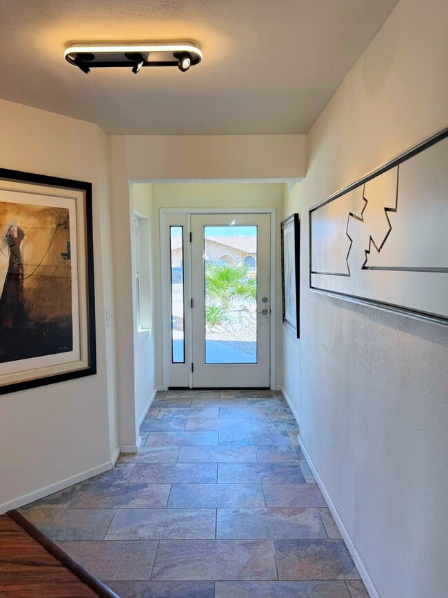 Building Photo - 3 BEDROOM HOME IN TIERRA MESA!