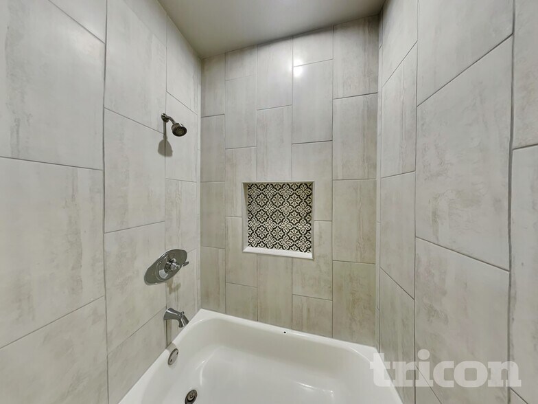 Building Photo - 624 Nora Ln