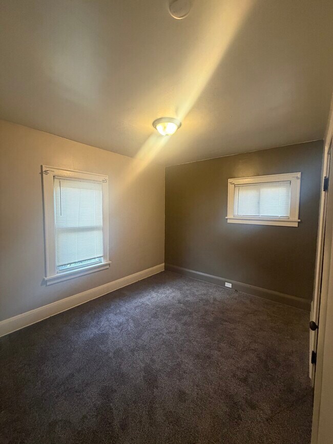 Building Photo - 3611 E 103rd St