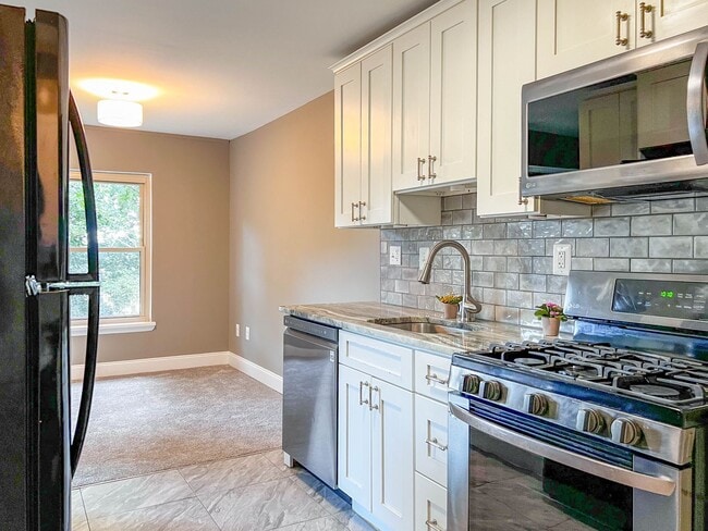 Building Photo - Suitland MD 2 BR 1 BA Renovated Condo