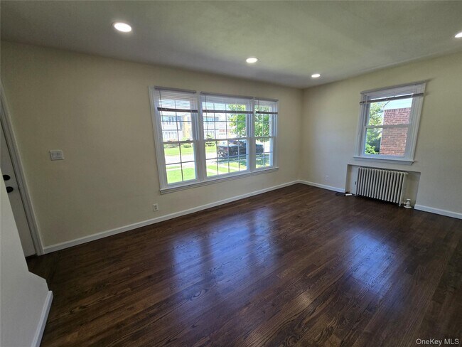 Building Photo - 754 Park Ln S