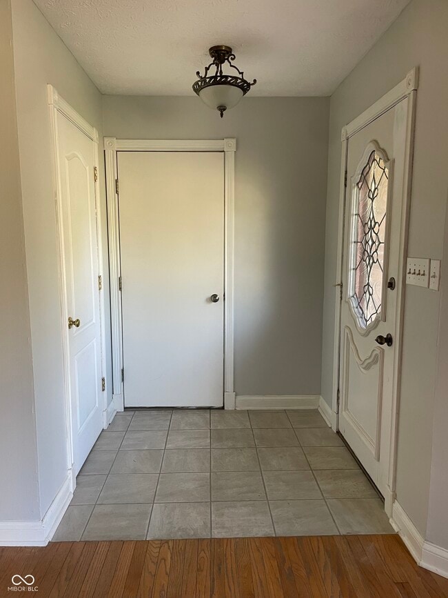 Building Photo - 975 Maple Grove Dr