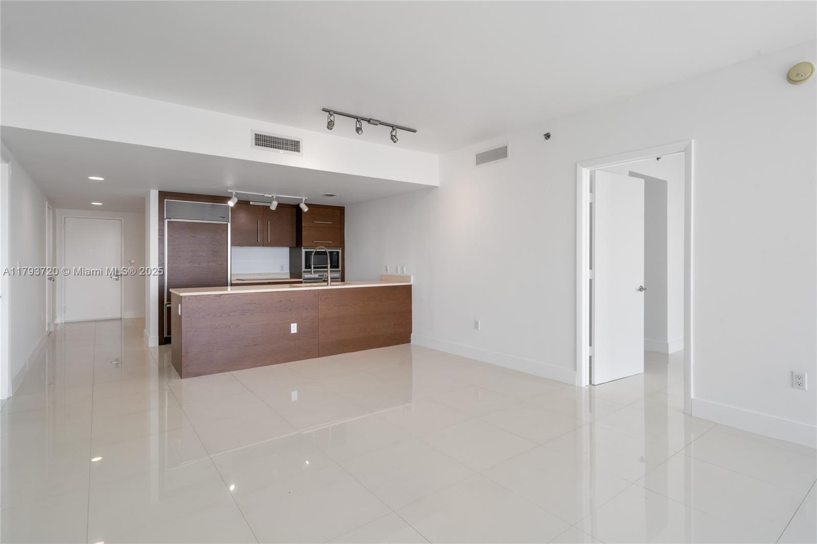 Building Photo - 475 Brickell Ave
