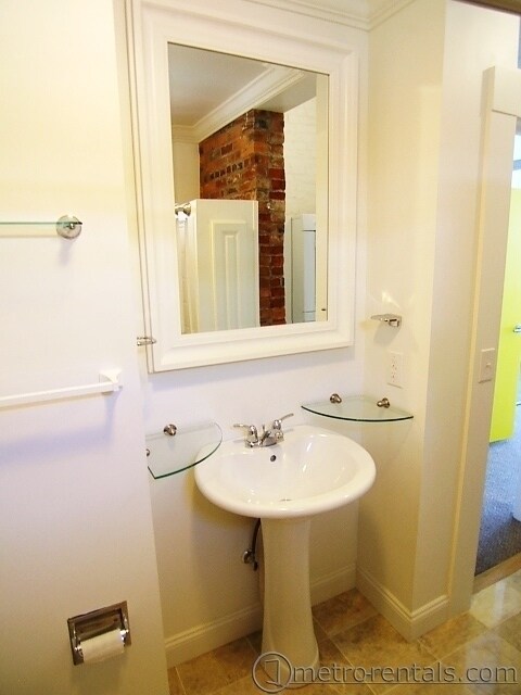 Building Photo - 654 City Park Ave