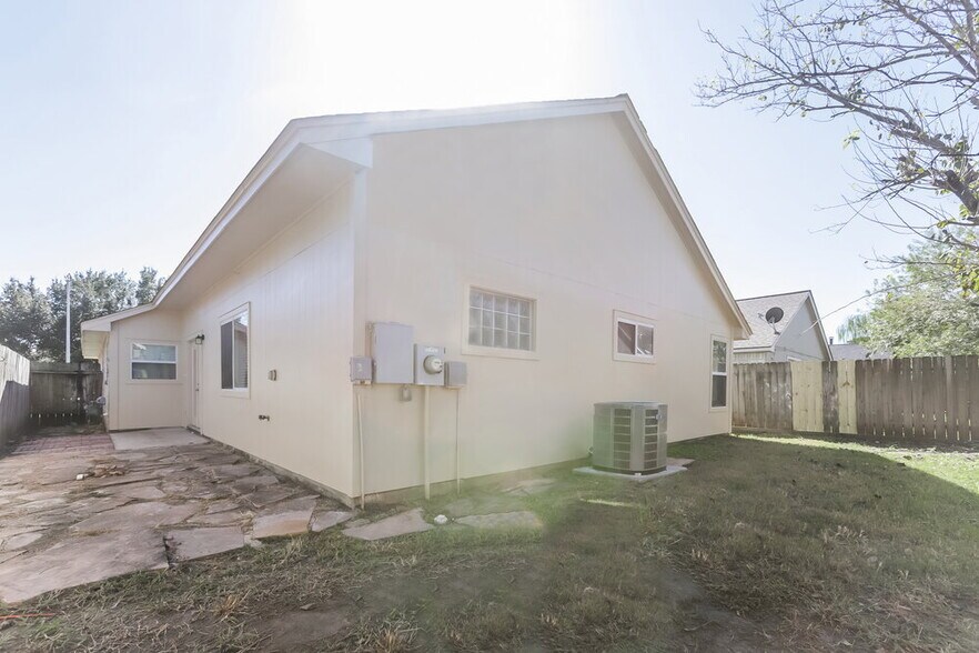 Building Photo - 10318 Bushy Creek Dr