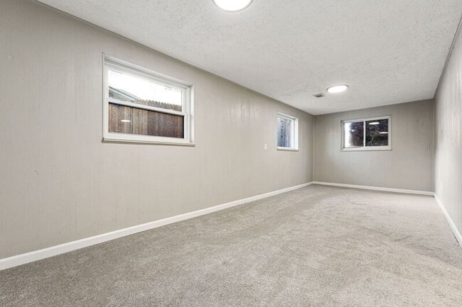 Building Photo - Updated Home in Windsor Park!
