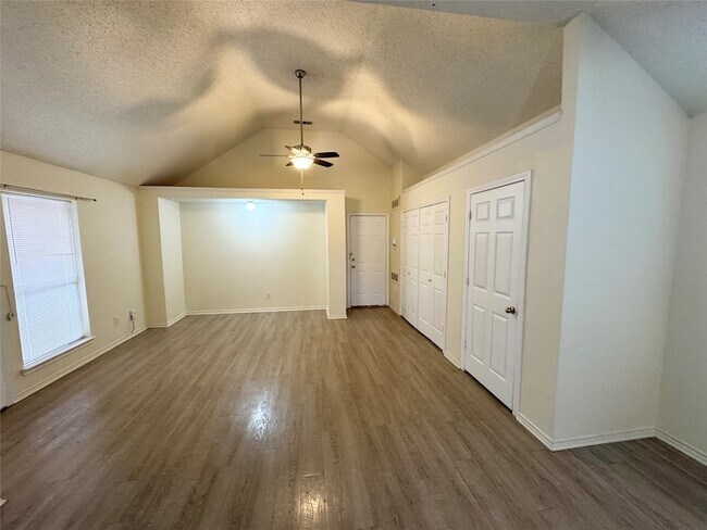 Building Photo - 716 Elm Falls Pl