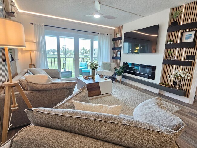 Building Photo - Gorgeous Seasonal Short-Term 2 Bedroom 2 Bathroom 2nd Floor Condo with Golf Transfer at Farmingto...