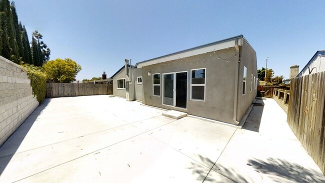 Building Photo - Large Property w/ 2 Kitchens!! (Lease out,...