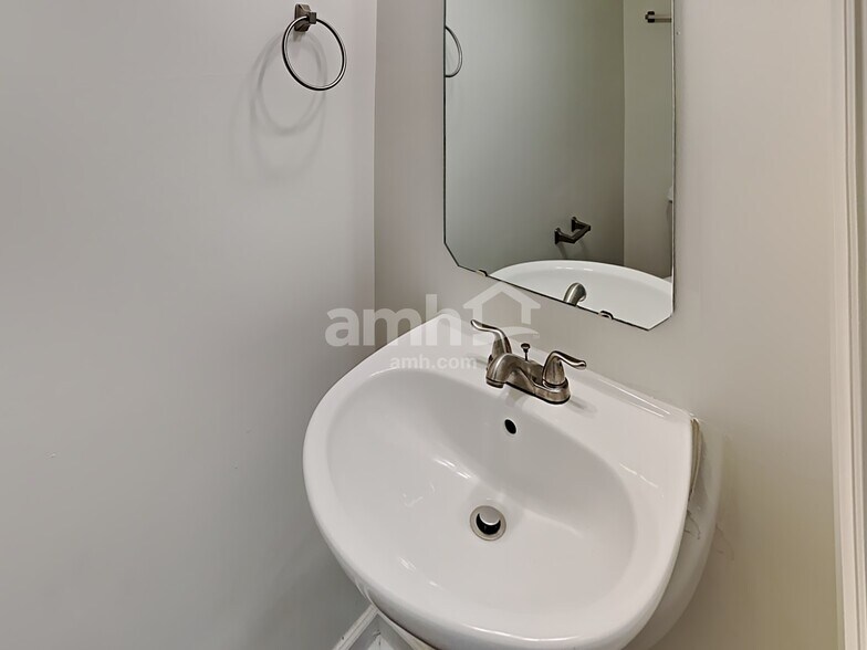 Building Photo - 1327 Arbor Greene Dr