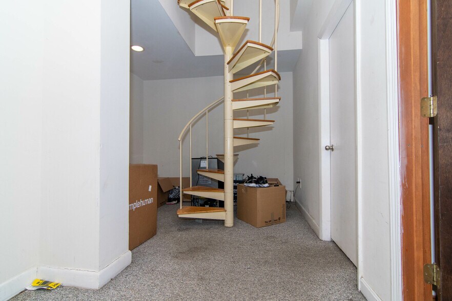 Building Photo - 462 Park Dr