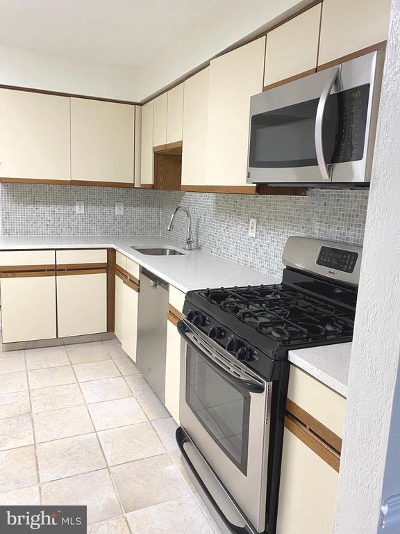 Building Photo - 1739 McNelis Dr